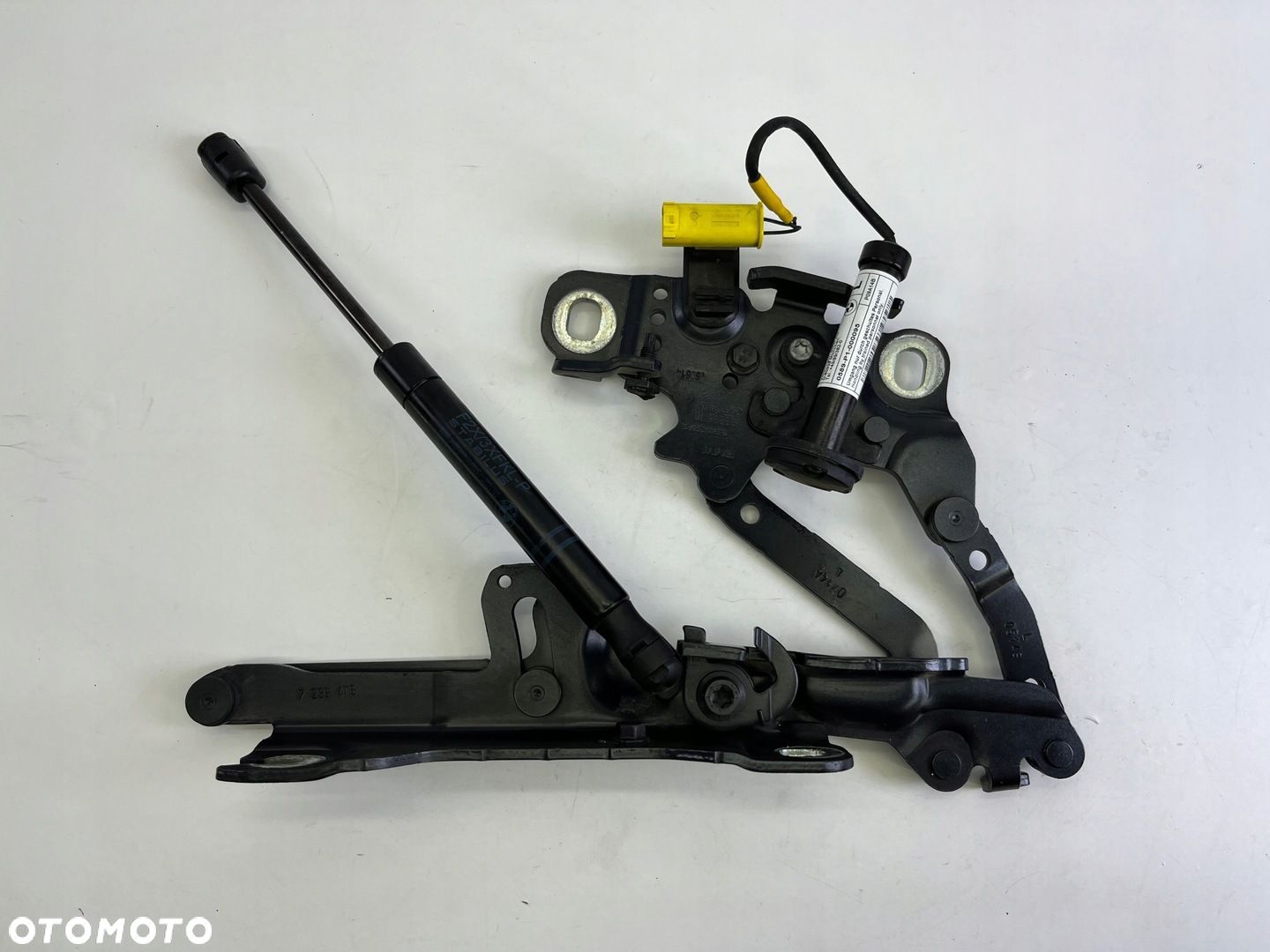ZAWIAS MASKI LEWY B39 NABÓJ PIROTECHNICZNY BMW GT F34 OE 7259691 OE 7239415 - 1