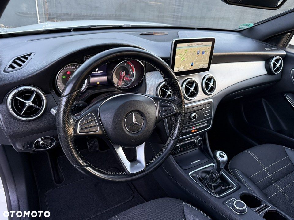Mercedes-Benz CLA 180 AMG Line - 19