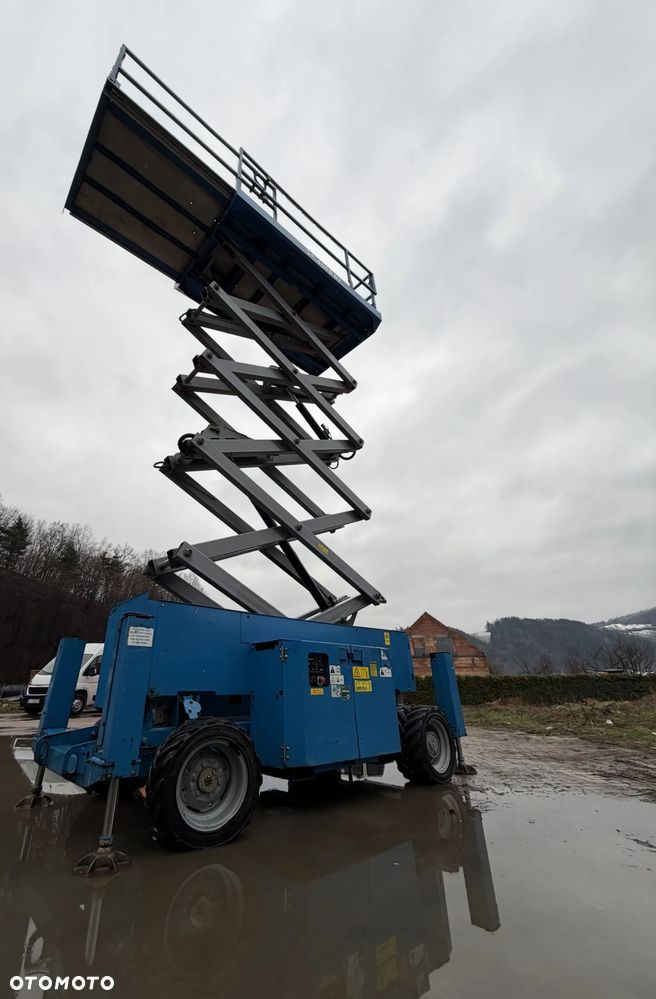 Genie Zwyżka Terenowa GS-4069RT Podnośnik Nożycowy Dźwig 14,5 metra jak Nowa z salonu! 960 mtg. 2013 rok, Pochodzi z Norweskiego urzędu Komuny. Zadbana! 4x4 Silnik Kubota. Zero Luzów i wycieków. Aktualne Serwisy DEKRA BMWT. Wysuwany Balkon. Sterowana z dołu i góry. Okazja Tanio !! Dokumentacja! Bez DPF, adBLUE - 19