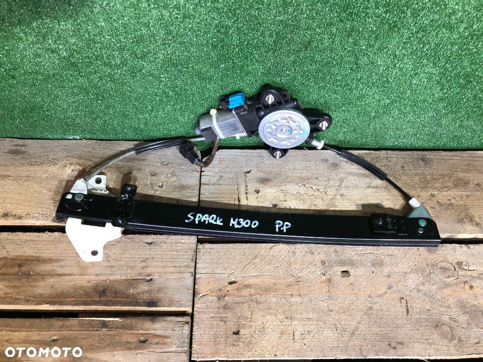 CHEVROLET SPARK M300 PODNOŚNIK SILNICZEK SZYBY PRAWY PRZÓD 98820-M3010