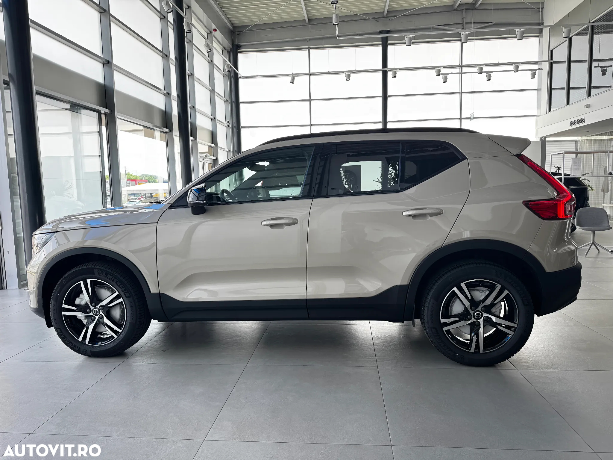 Volvo XC 40 B3 AT FWD MHEV Plus Dark - 9