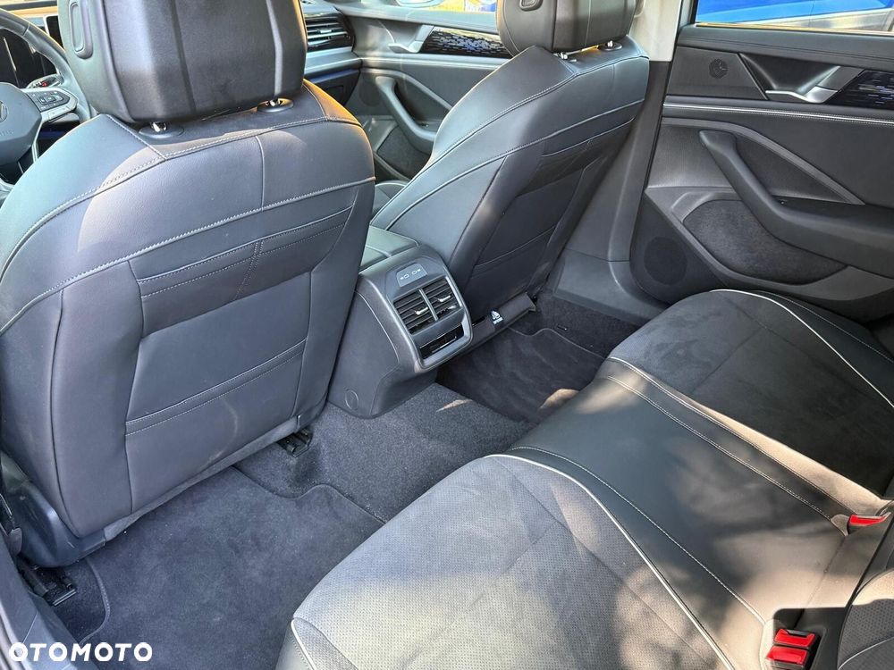 Volkswagen Passat - 12