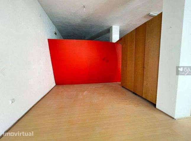 Loja com um total de 689 m² de área bruta de construção, situada no... - Grande imagem: 5/15