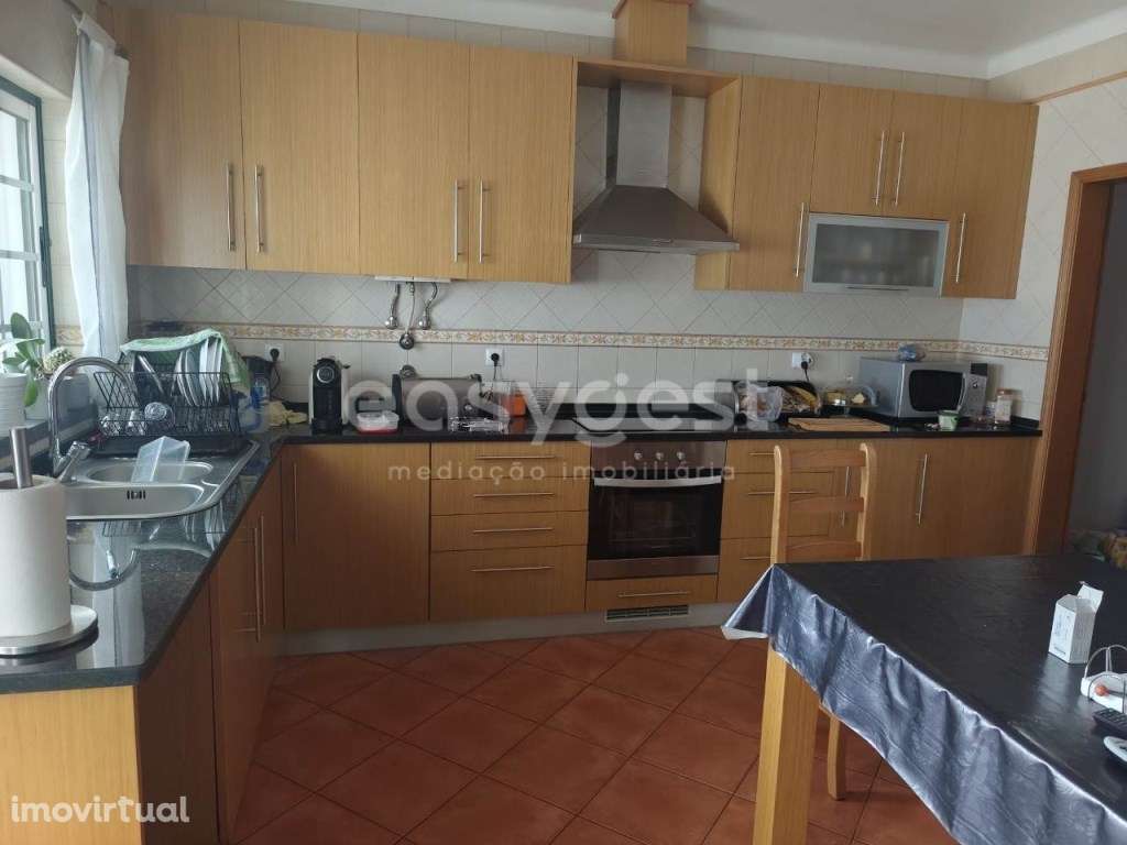 Moradia Bi-Familiar em Excelente Estado de Conservação localizada e... - Grande imagem: 4/27