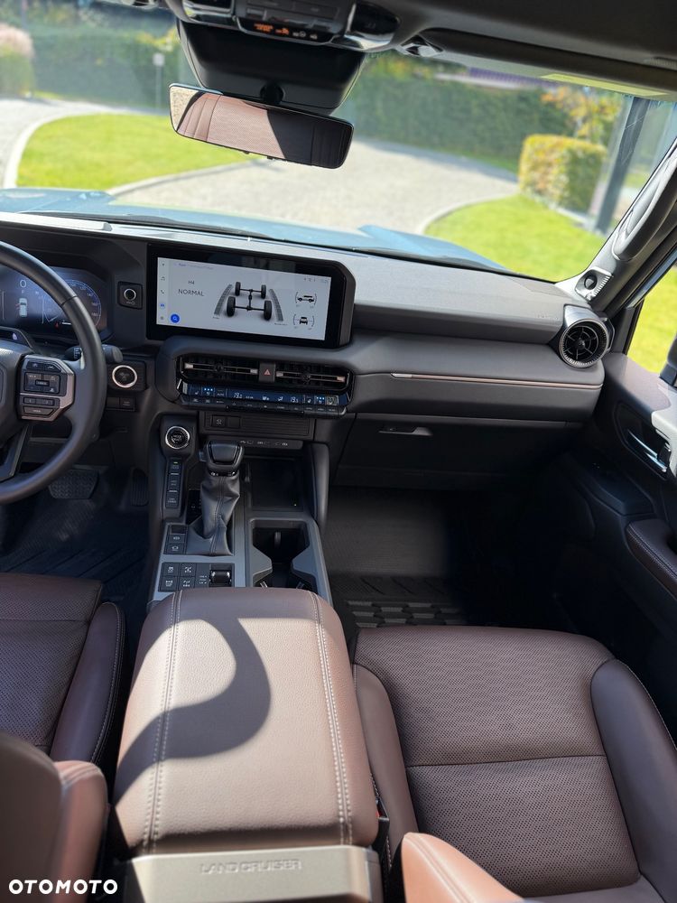 Toyota Land Cruiser - 32