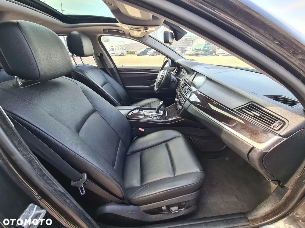 BMW Seria 5 528i xDrive Sport-Aut - 24