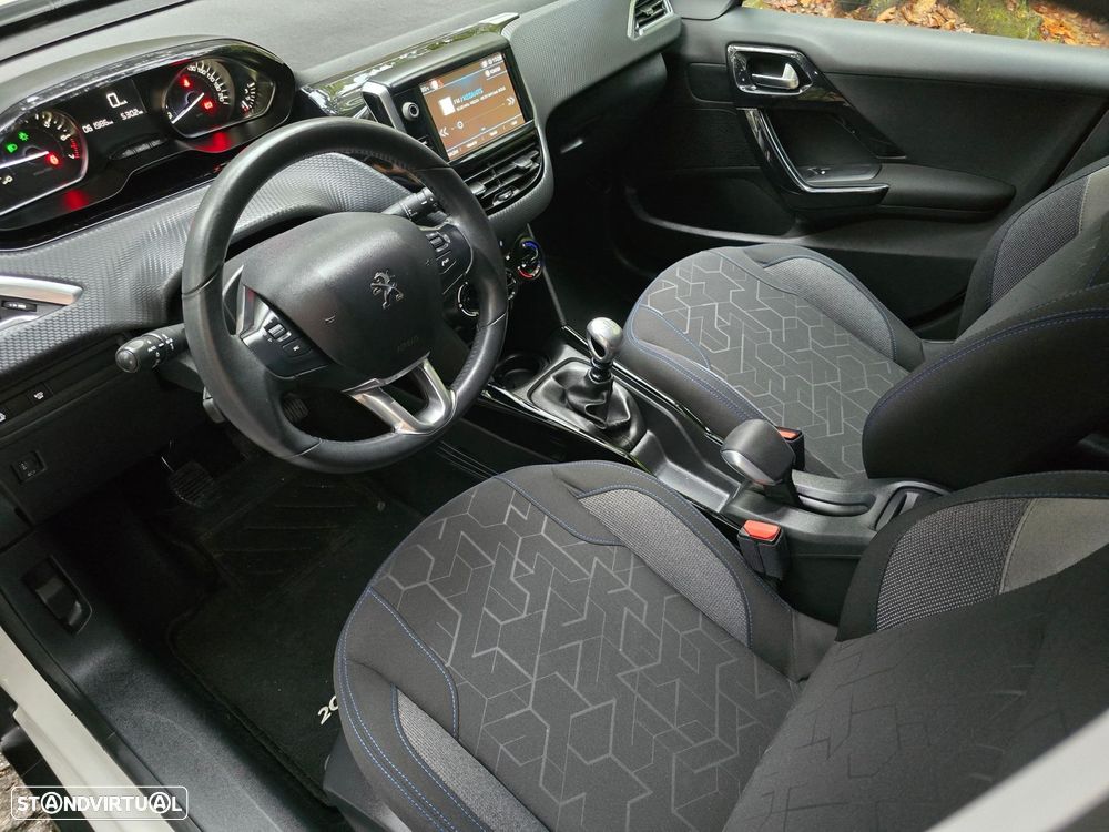 Peugeot 2008 1.2 PureTech Signature - 23