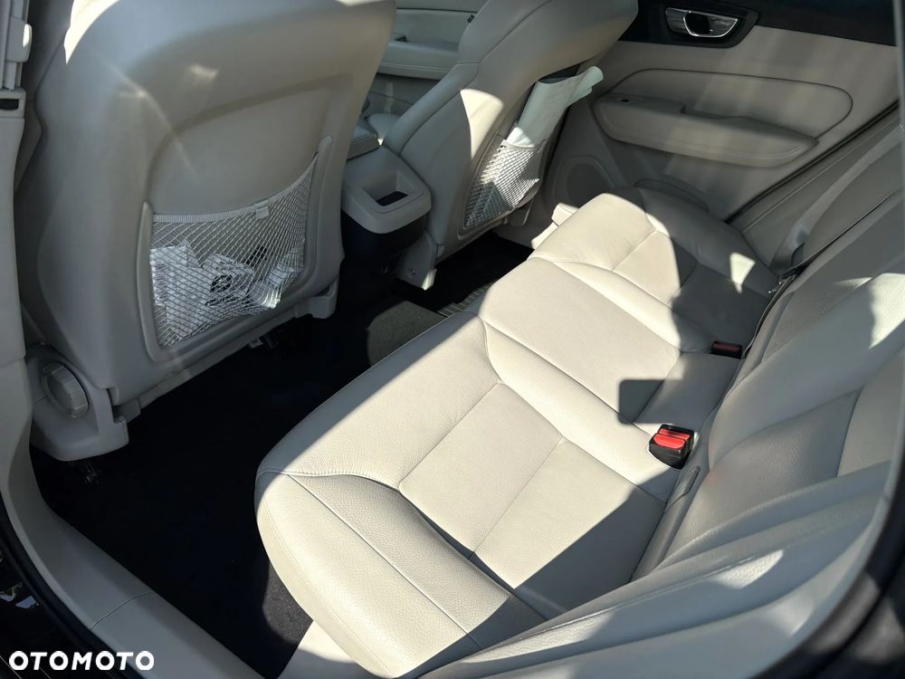 Volvo XC 60 B4 D AWD Momentum - 21