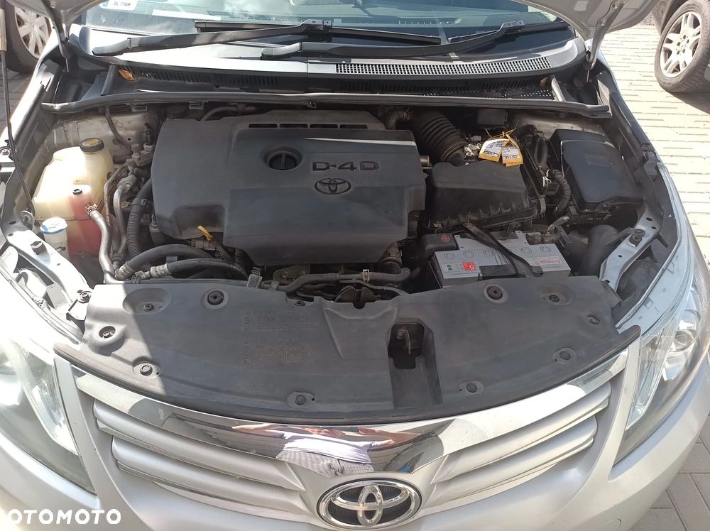 Toyota Avensis 2.0 D-4D - 12