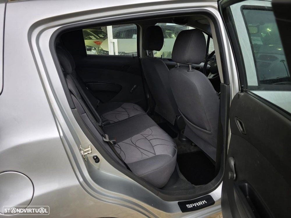 Chevrolet Spark 1.0 L - 8