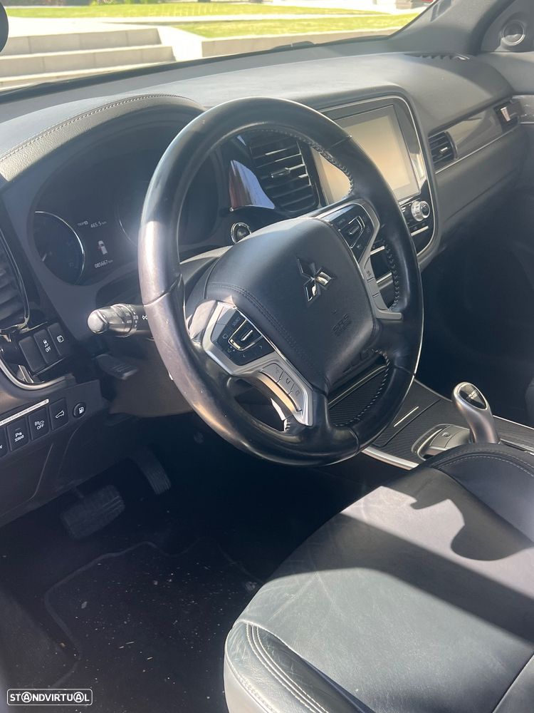 Mitsubishi Outlander - 4