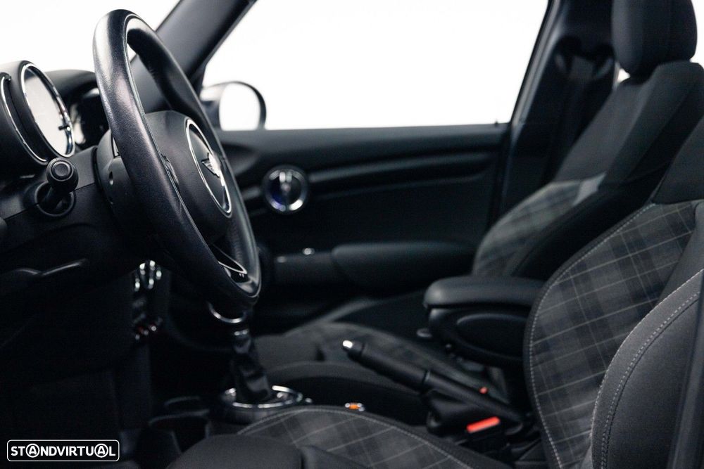 MINI 5 Portas Cooper D Auto - 18