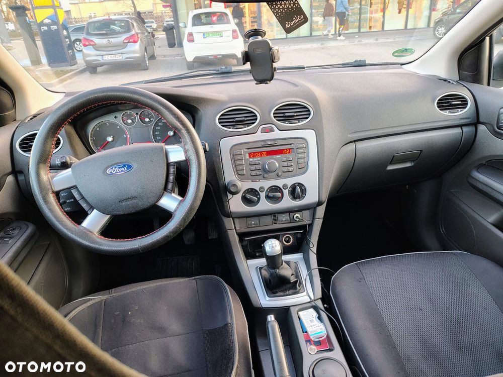 Ford Focus 1.6 TDCi DPF Ambiente - 8