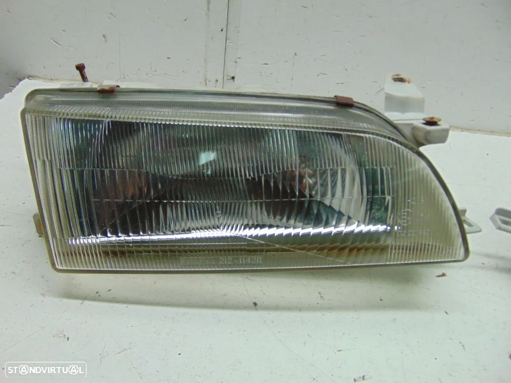 Toyota Corolla AE100 E10 faróis - 3