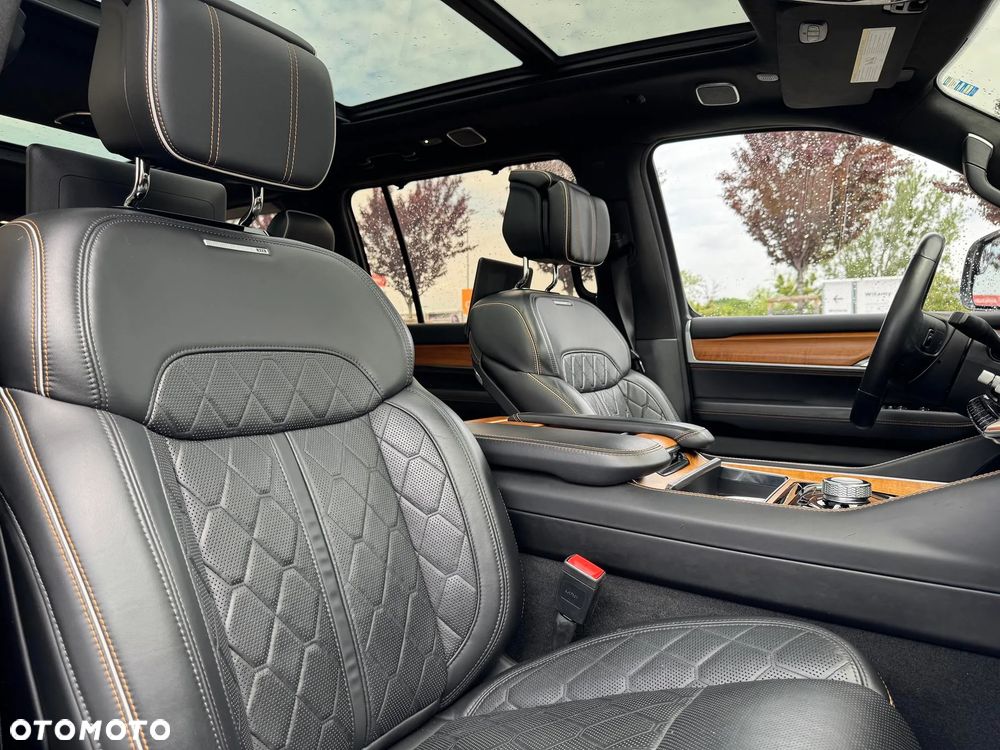 Jeep Grand Wagoneer - 14