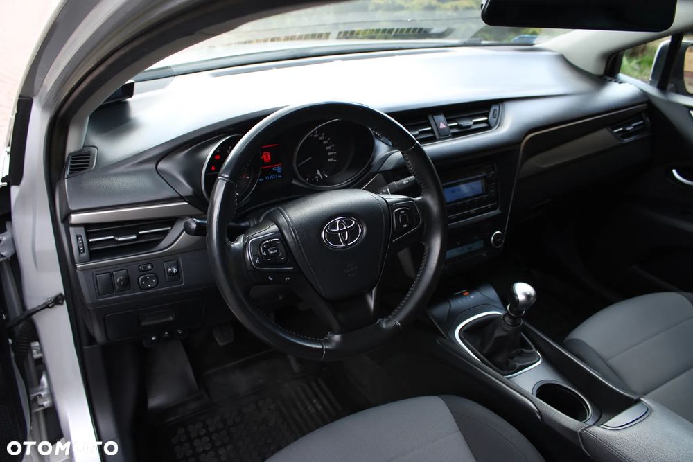 Toyota Avensis 1.6 Active - 16