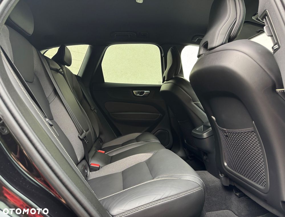 Volvo XC 60 B4 D AWD Plus Dark - 12