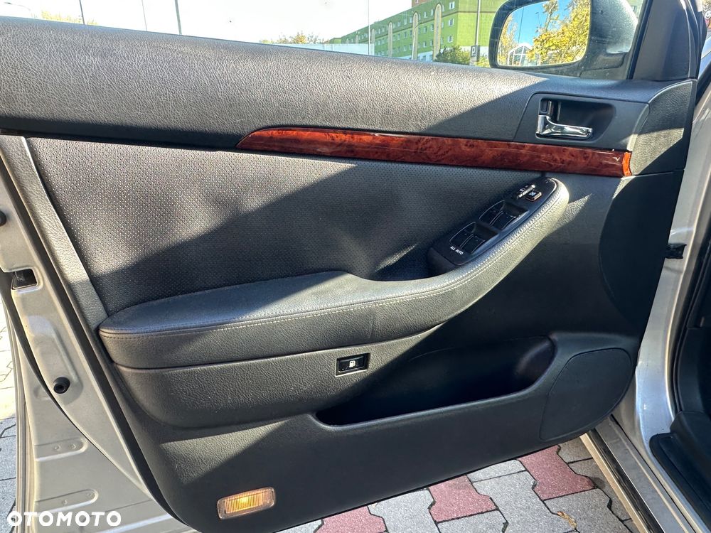 Toyota Avensis 2.2 D-4D Sol - 14