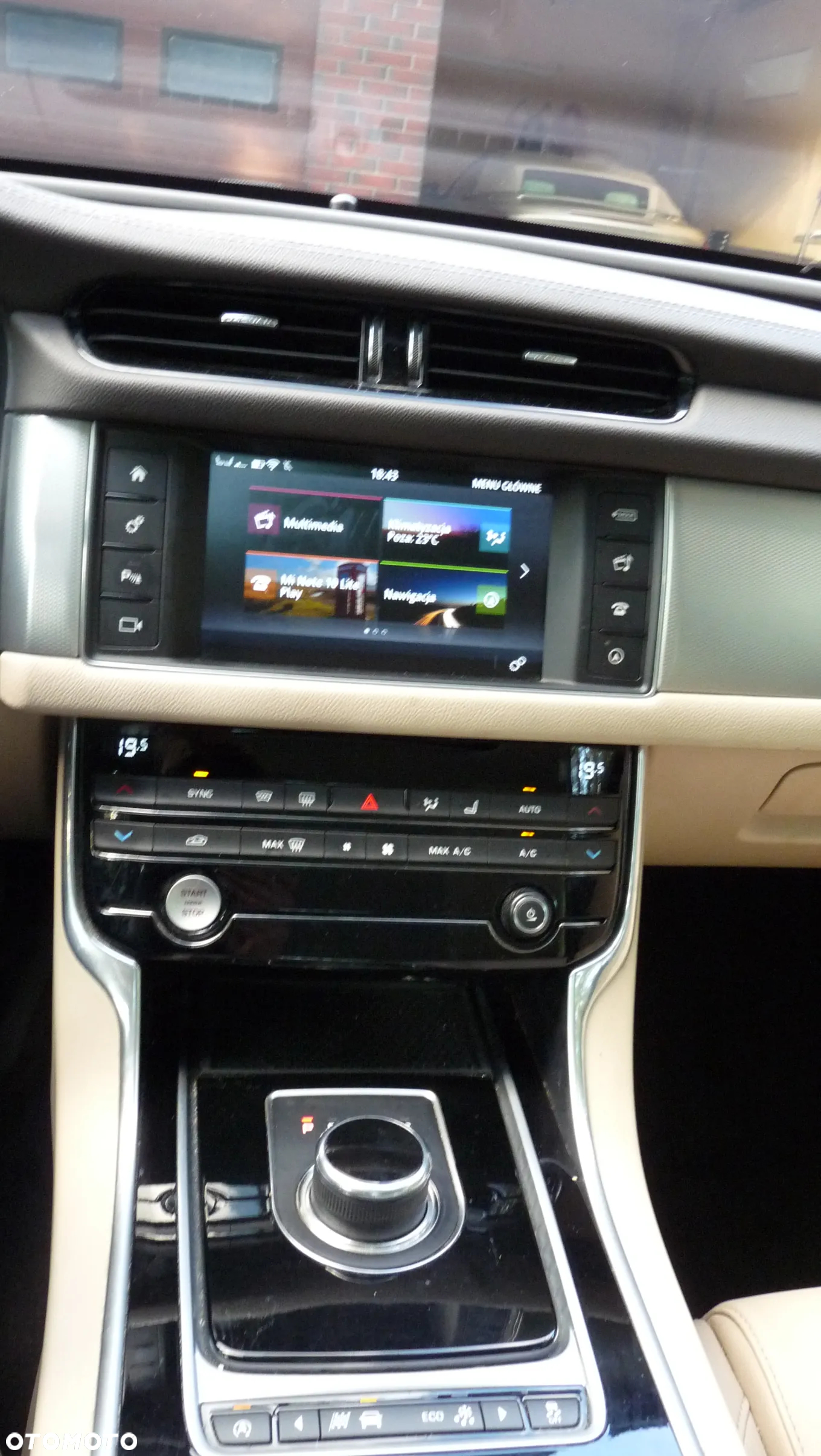 Jaguar XF 35t AWD Portfolio - 32