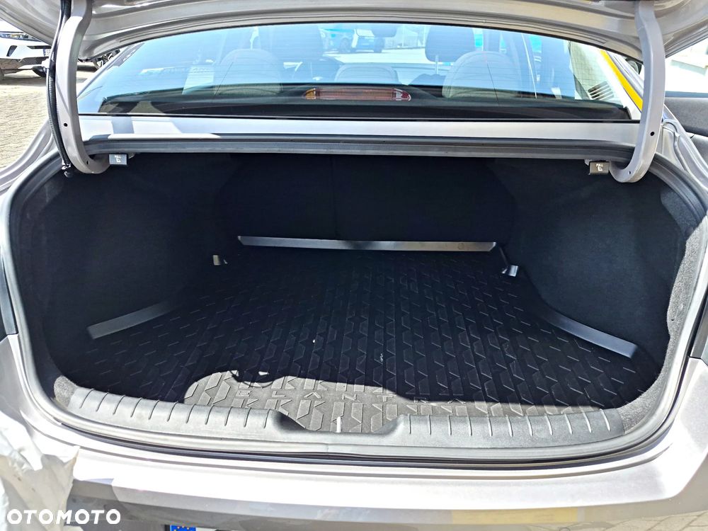 Hyundai Elantra 1.6 Smart - 17
