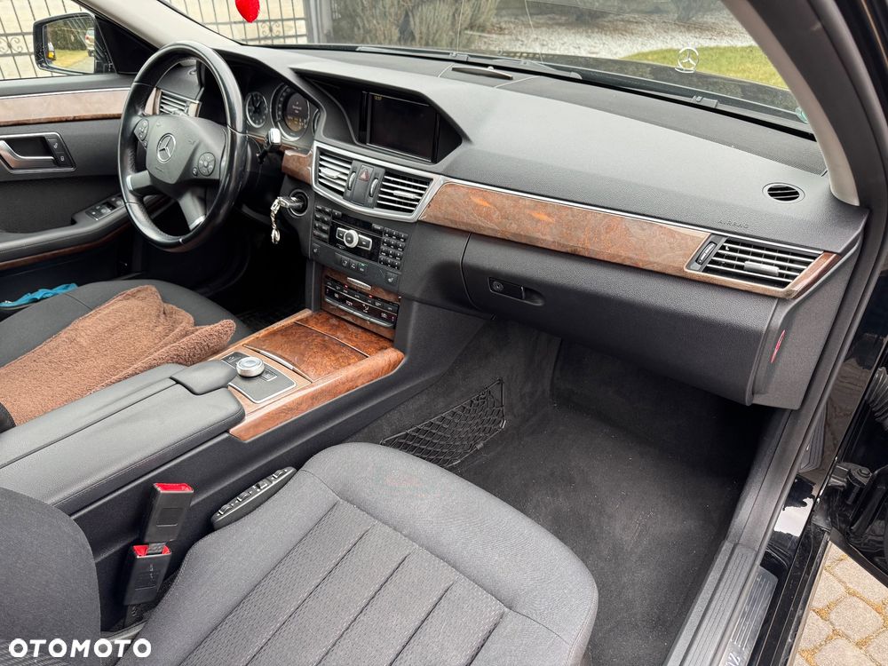 Mercedes-Benz Klasa E 250 CGI BlueEffICIENCY Elegance - 19