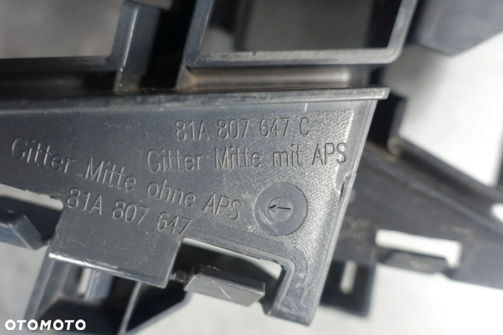 KRATKA ŚRODKOWA ZDERZAKA AUDI Q2 81A - 2