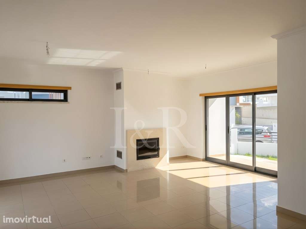 Moradia T5 com varandas, jardim e garagem no Feijó, Almada - Grande imagem: 3/37