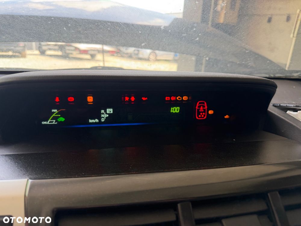 Toyota Prius (Hybrid) Life - 13
