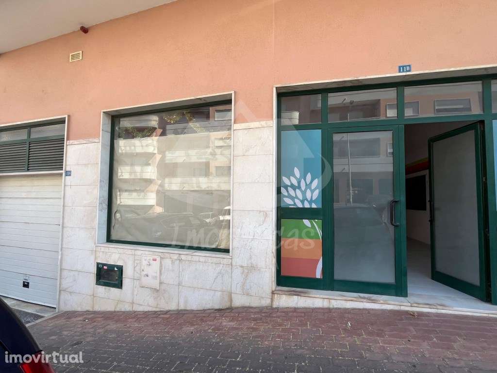 Loja com garagem, localizada na Urbanização Colina do Sol no Forte ... - Grande imagem: 2/16