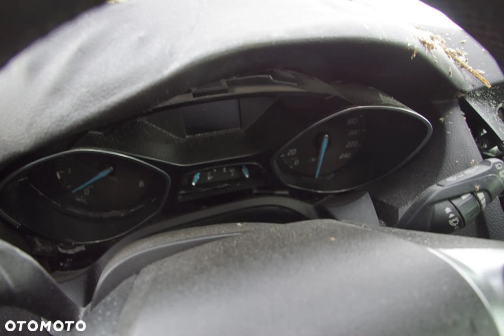 Auto na części - Ford Focus MK3 2.0 TDCI 140 KM UFDB MMT6 DYB 2011R Silnik Skrzynia Drzwi Błotnik Klapa Zderzak Lampa Klamka Szyba Lusterko Deska Kokpit Sterownik Moduł Czujnik Licznik Wyświetlacz Panel Kierownica - 10