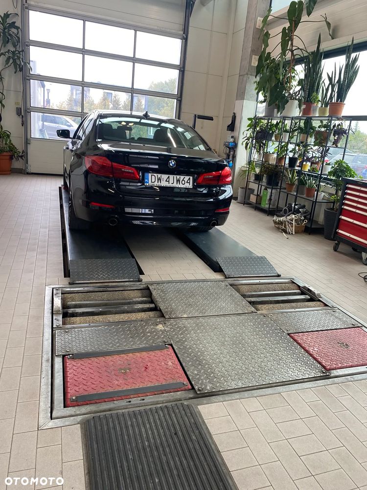 BMW Seria 5 518d Business Edition sport - 33