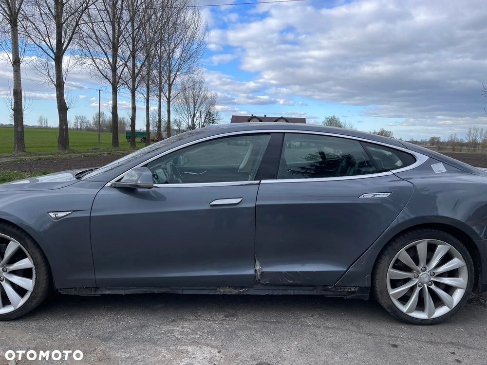 Tesla Model S - 34