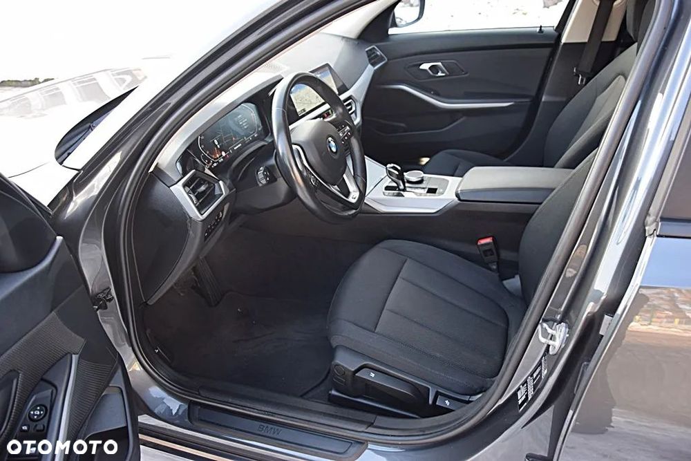 BMW Seria 3 318d Sport Line - 12