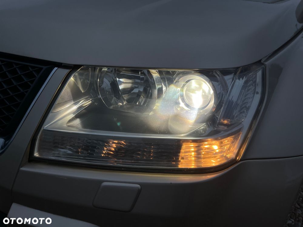 Suzuki Grand Vitara 2.0 Comfort + - 26