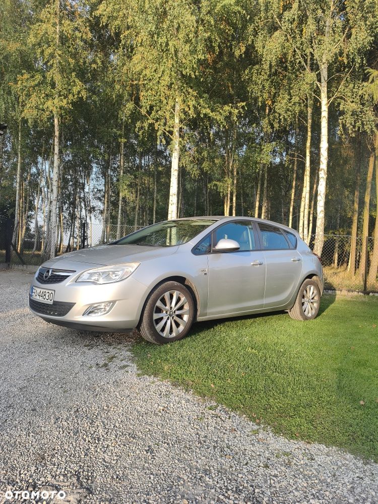 Opel Astra 2012 photo 2