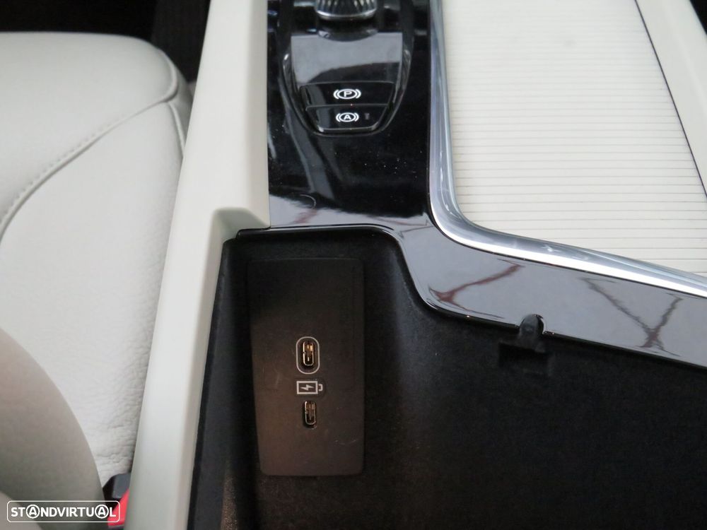 Volvo XC 60 2.0 B4 Momentum Plus - 34