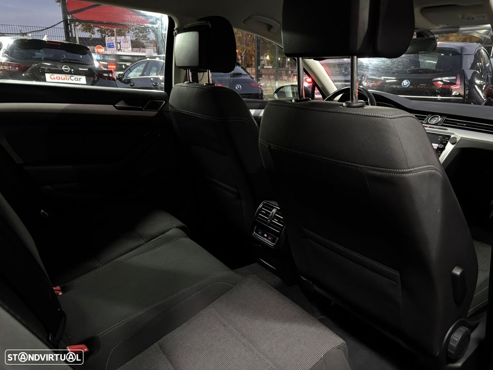 VW Passat Variant 1.6 TDI Confortline - 24