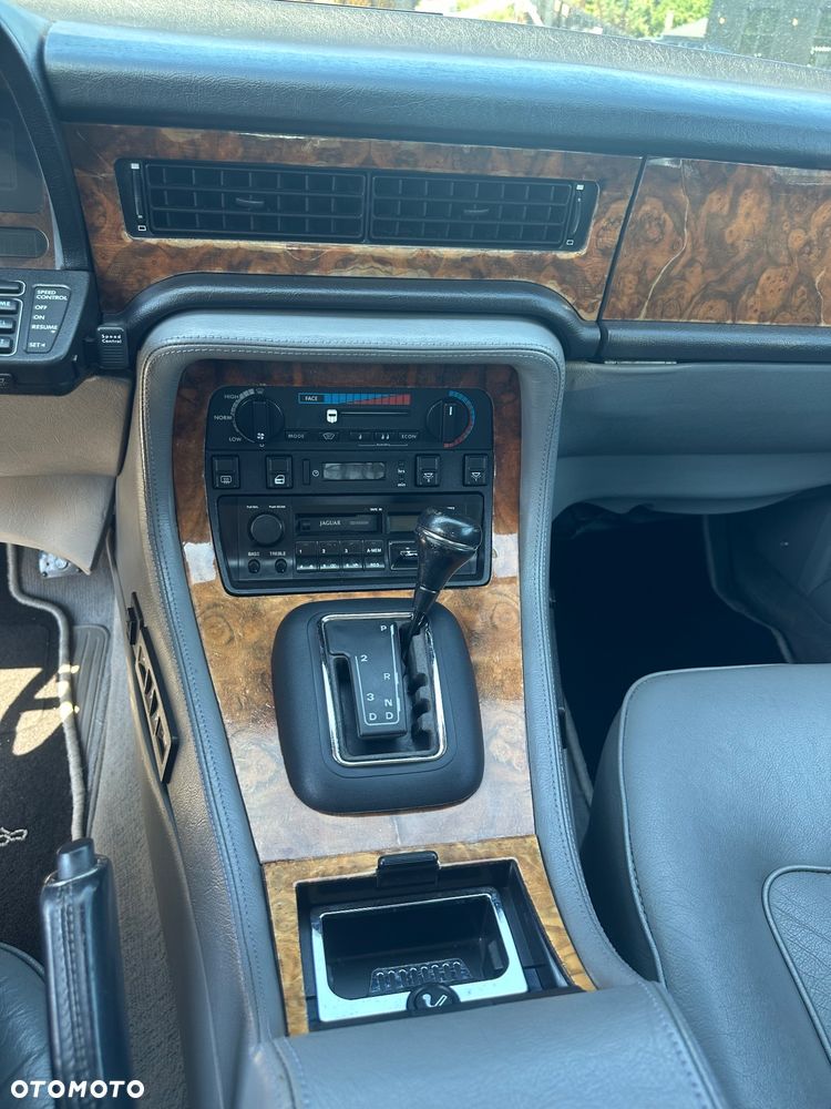 Jaguar XJ - 9