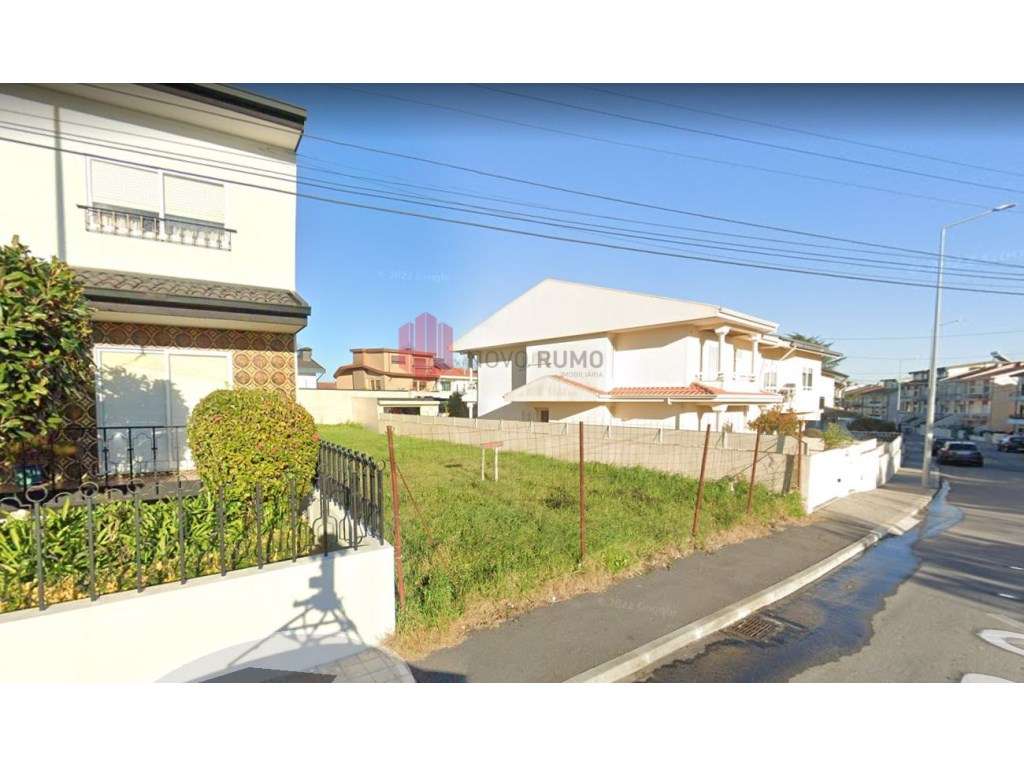 Terreno no centro de Gueifães com 324m2 e projeto aprovado - Grande imagem: 2/3