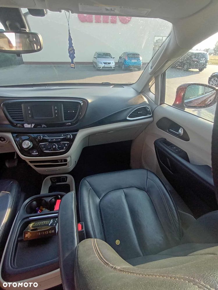 Chrysler Pacifica - 11