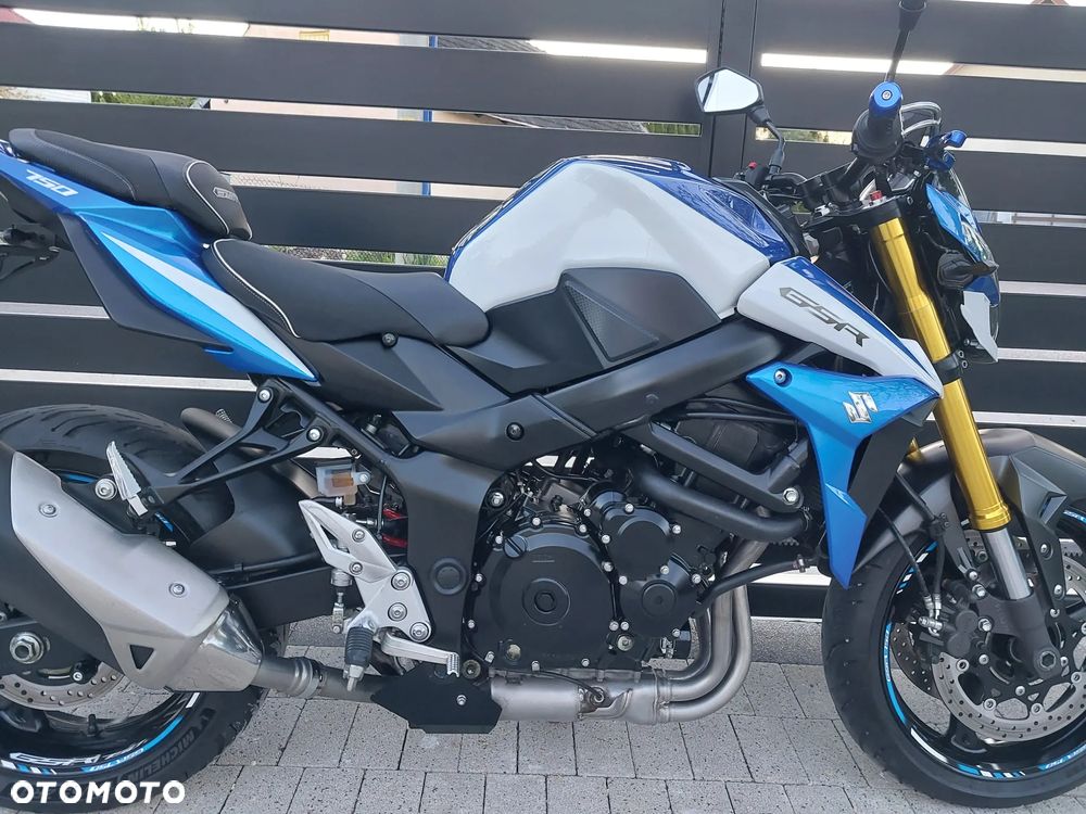 Suzuki GSR - 8