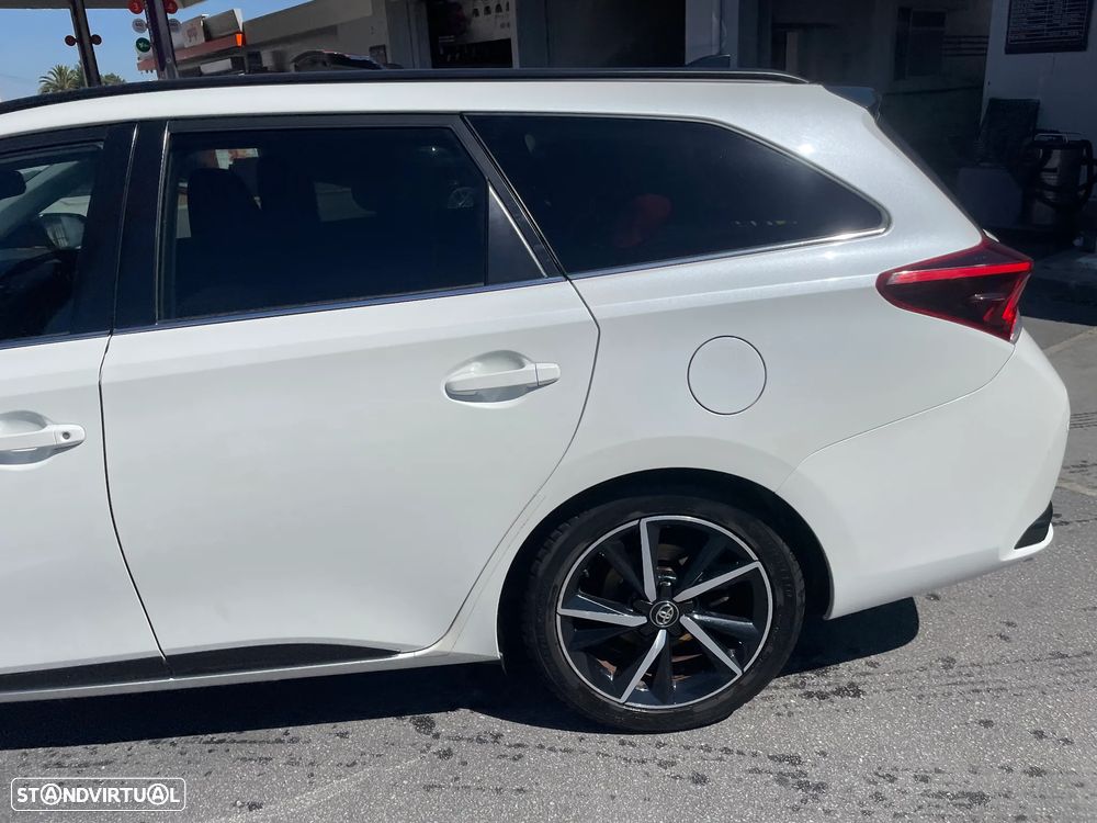 Toyota Auris Touring Sports 1.8 HSD Comfort +P.Techno+P.Sport - 31