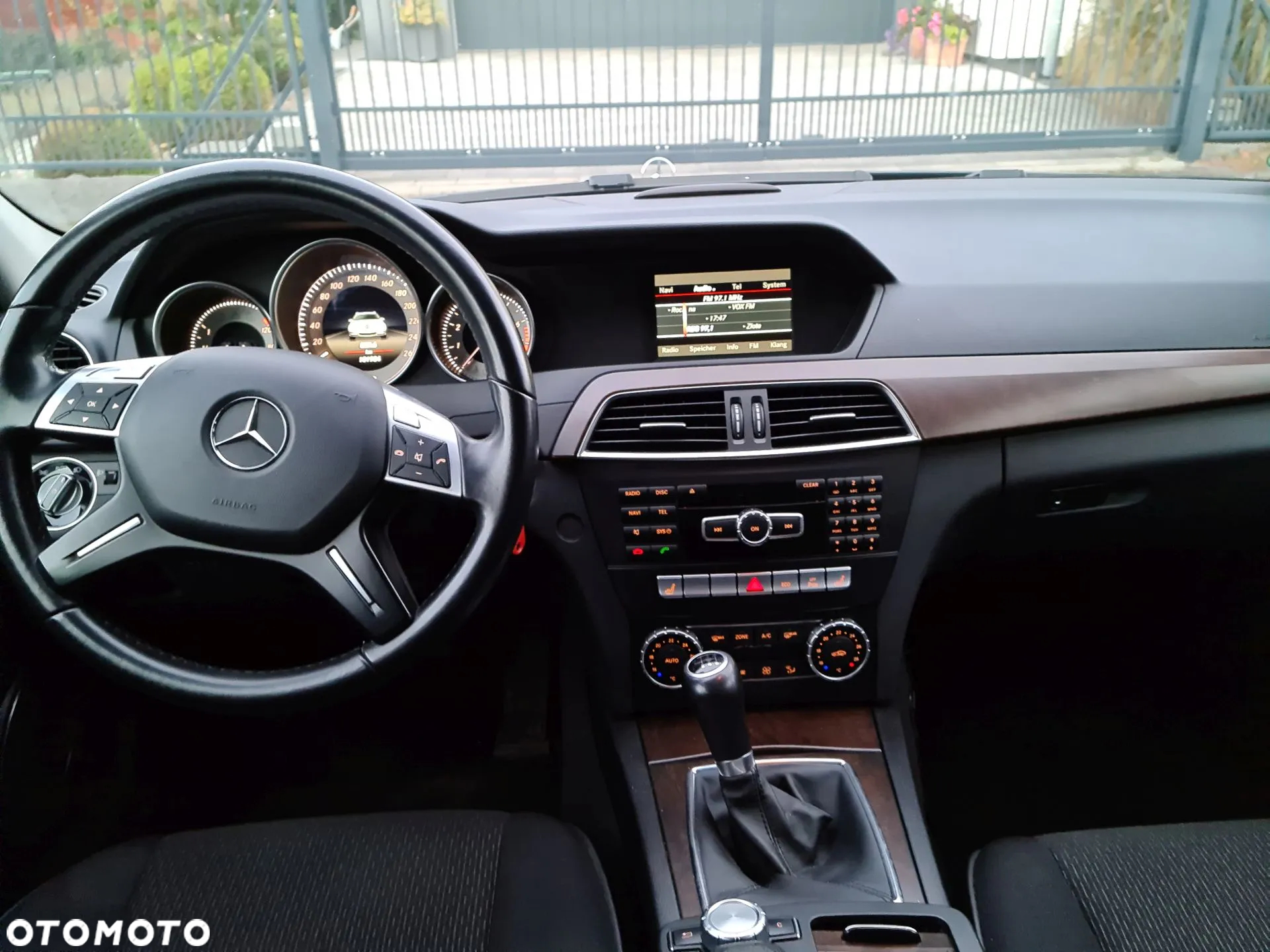 Mercedes-Benz Klasa C 180 CGI BlueEff Elegance - 27