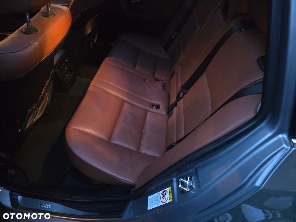 BMW Seria 5 525d - 35