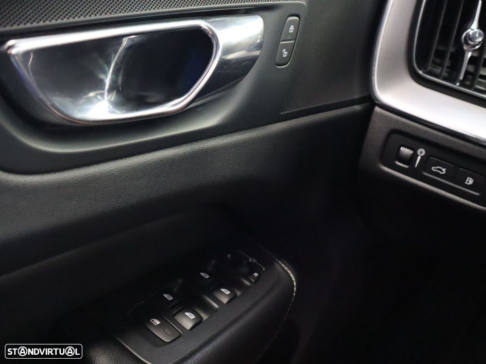 Volvo XC 60 2.0 T8 PHEV R-Design AWD - 14
