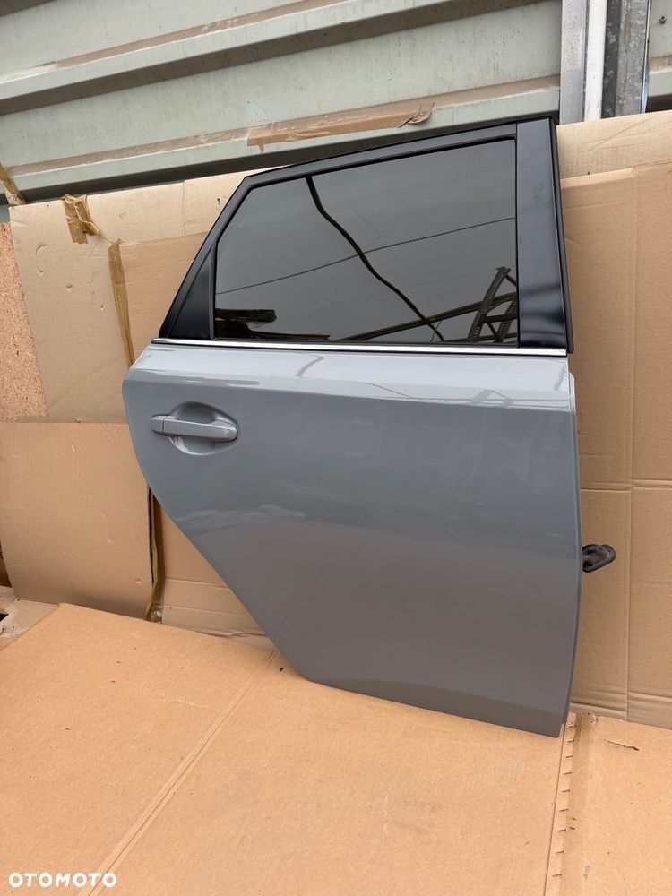 Toyota Auris II lift tylne prawe drzwi kombi w kolor kompletne