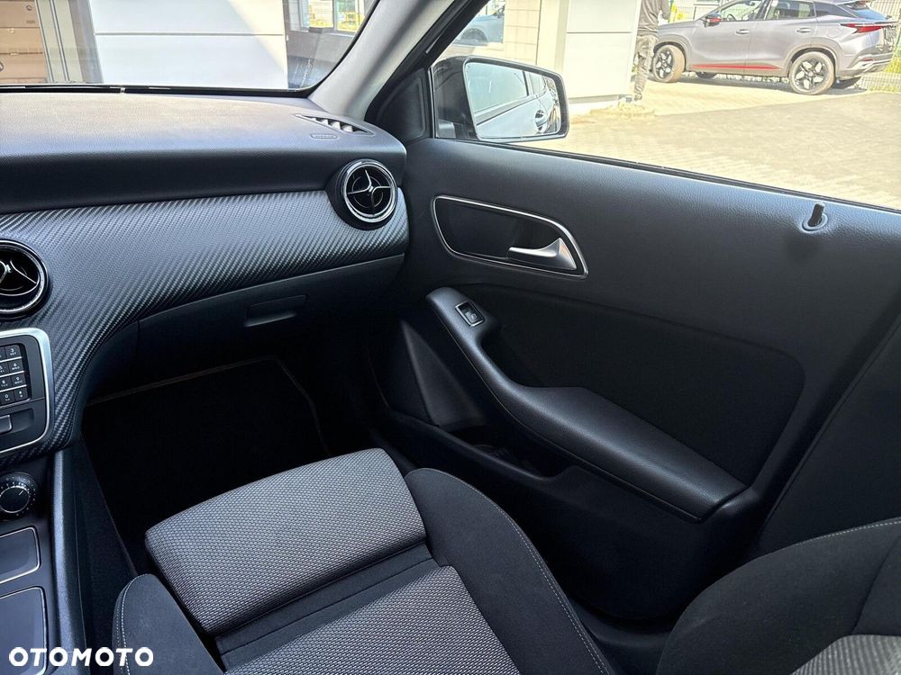 Mercedes-Benz GLA 180 7G-DCT - 13