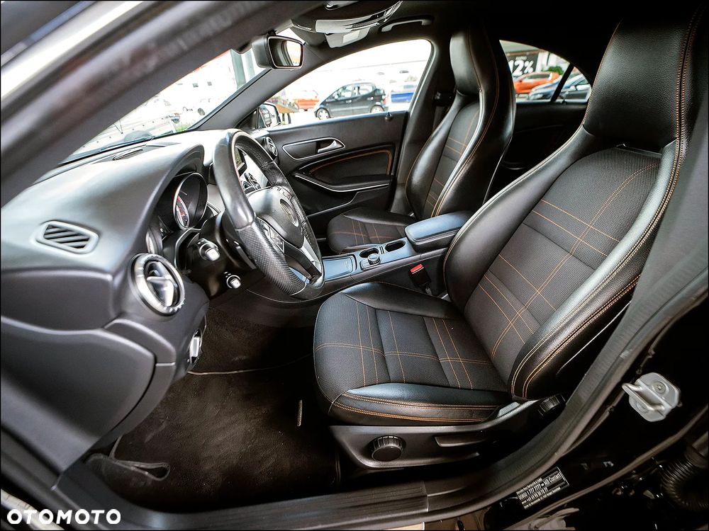 Mercedes-Benz CLA 180 7G-DCT Urban - 33
