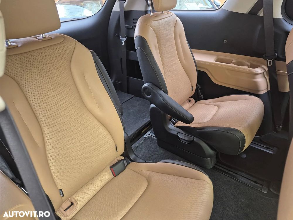Kia Carnival - 28