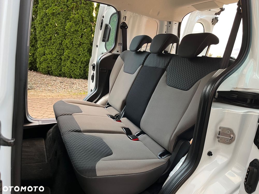 Ford Transit Courier - 23